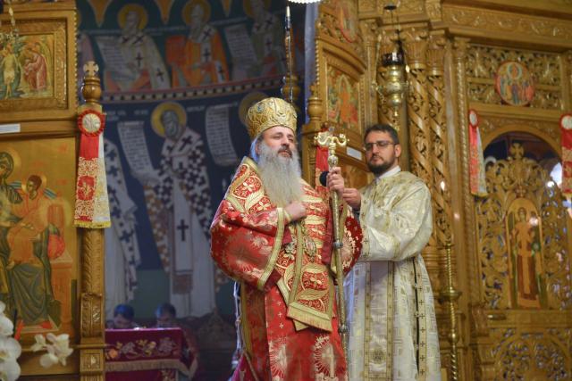 Hram la Mănăstirea Pângărați: „Să viețuim în această lume cât mai aproape de rădăcina Evangheliei și de tinda Bisericii”