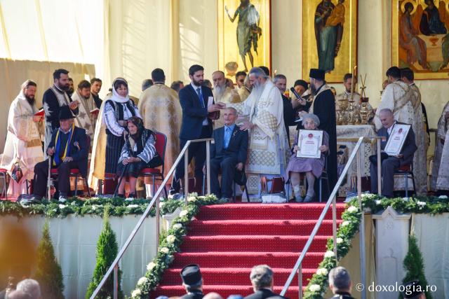 De o seamă cu Unirea: Cinci români au primit cea mai înaltă distincție a MMB, „Crucea Moldavă” pentru mireni