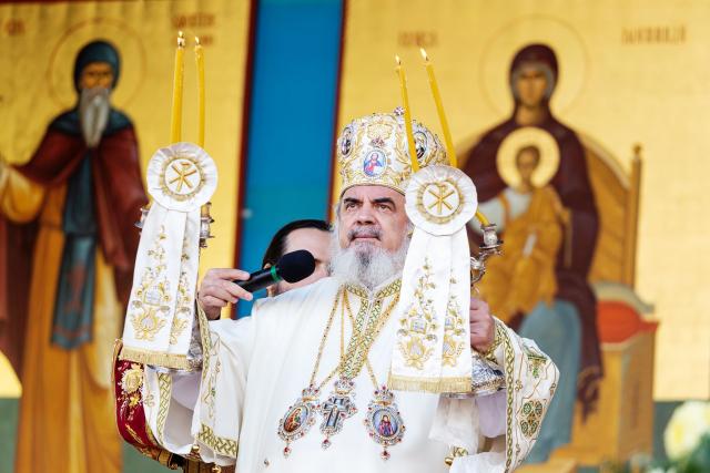 Mii de credincioși s-au rugat la Sfânta Liturghie, de Hramul Catedralei Patriarhale