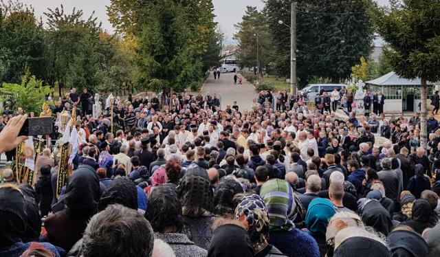 Peste 1.000 de persoane l-au condus pe părintele Vasile Cojocariu pe ultimul drum