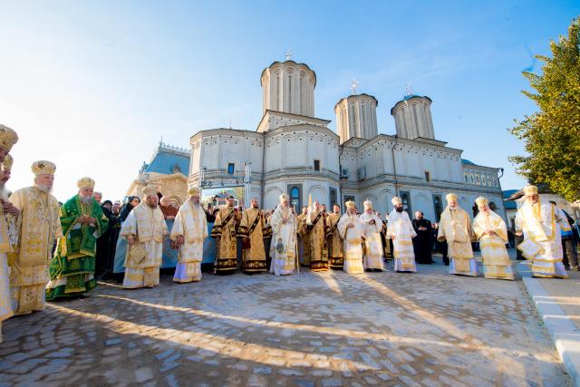 Mii de credincioși s-au rugat la Sfânta Liturghie, de Hramul Catedralei Patriarhale