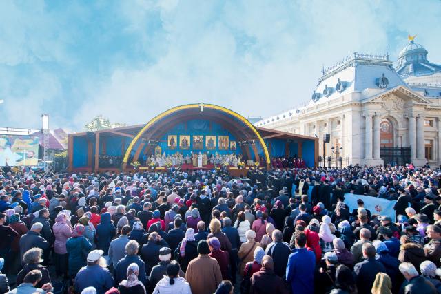 Mii de credincioși s-au rugat la Sfânta Liturghie, de Hramul Catedralei Patriarhale