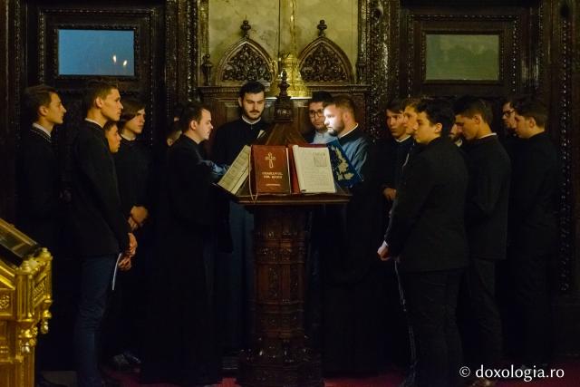 Racla cu moaștele Sfintei Parascheva a fost așezată spre închinare credincioșilor