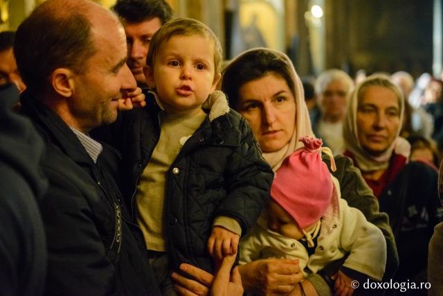 Racla cu moaștele Sfintei Parascheva a fost așezată spre închinare credincioșilor