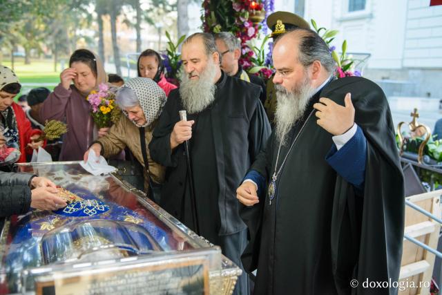 PS Ignatie a săvârșit Sfânta Liturghie la Catedrala Mitropolitană: „Îi căutăm pe sfinți pentru că vrem să fim oameni frumoși la suflet”