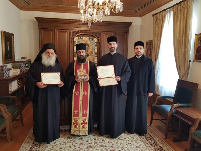 Patriarhia Română a dăruit Mănăstirii Vatoped fragmente din moaștele a doi sfinți români