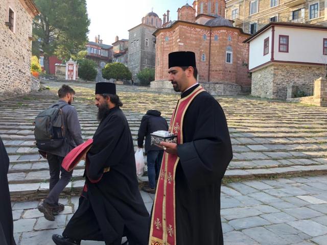 Patriarhia Română a dăruit Mănăstirii Vatoped fragmente din moaștele a doi sfinți români
