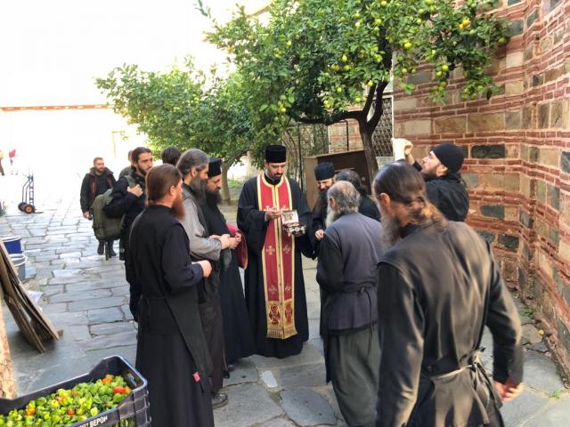 Patriarhia Română a dăruit Mănăstirii Vatoped fragmente din moaștele a doi sfinți români