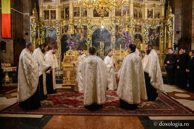 Sfântul Apostol Andrei, alături de pelerini – Priveghere în cinstea aducerii sfintelor sale moaște în România