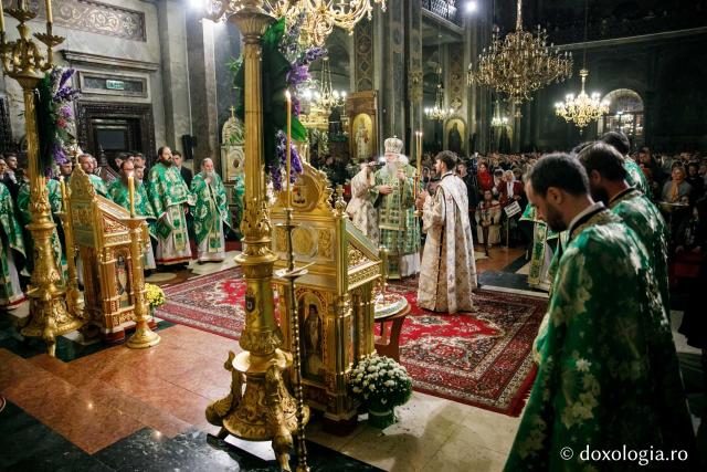 Slujbă de toată noaptea de hramul Sfintei Parascheva – Priveghere și Sfânta Liturghie la Catedrala Mitropolitană