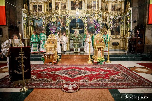 Slujbă de toată noaptea de hramul Sfintei Parascheva – Priveghere și Sfânta Liturghie la Catedrala Mitropolitană