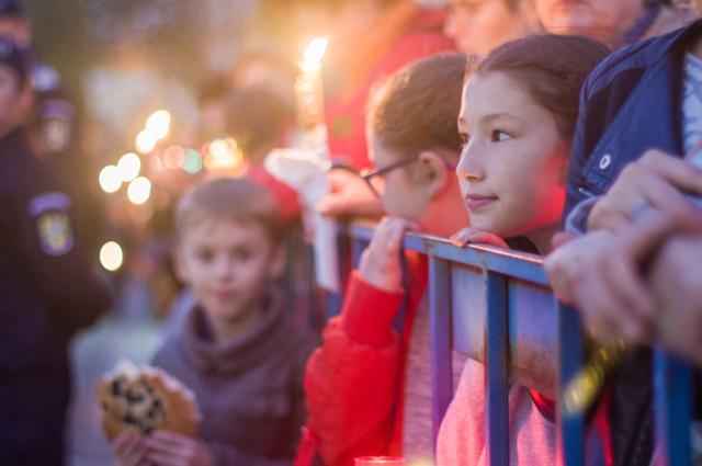 (Foto) Bucurie și emoții alături de Sfânta Parascheva și Sfânta Ecaterina – Procesiunea „Calea Sfinților”, 2018