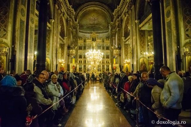 Racla cu moaștele Sfintei Parascheva a fost așezată spre închinare credincioșilor