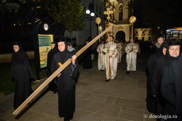 Racla cu moaștele Sfintei Parascheva a fost așezată spre închinare credincioșilor
