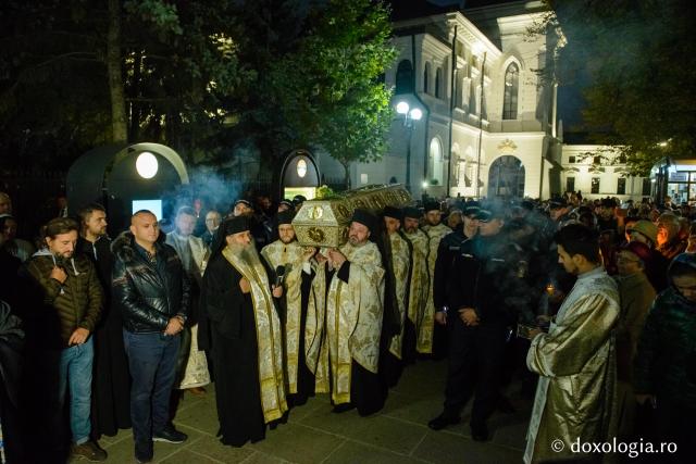 Racla cu moaștele Sfintei Parascheva a fost așezată spre închinare credincioșilor