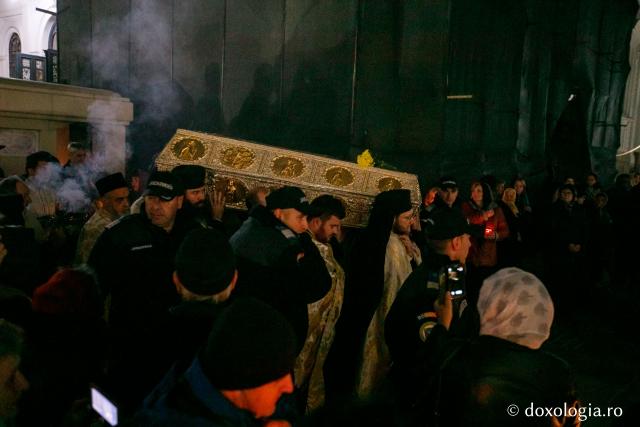 Racla cu moaștele Sfintei Parascheva a fost așezată spre închinare credincioșilor