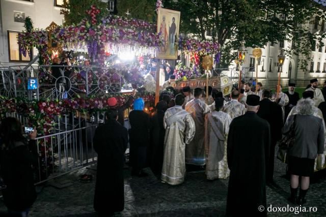 Racla cu moaștele Sfintei Parascheva a fost așezată spre închinare credincioșilor