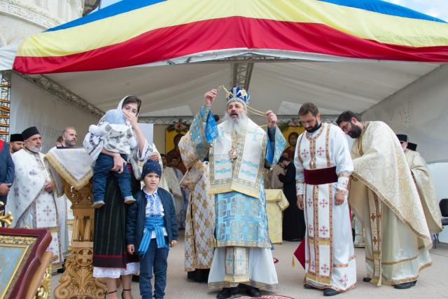 Ansamblu parohial impresionant, sfințit de IPS Mitropolit Teofan la Belcești
