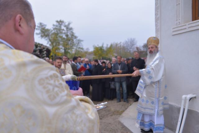 Sfințire de biserică la Avrămeni: „Domnul Hristos nu dorește să rămână cu forța în viața noastră”