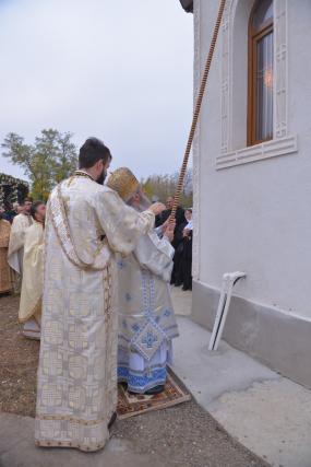 Sfințire de biserică la Avrămeni: „Domnul Hristos nu dorește să rămână cu forța în viața noastră”