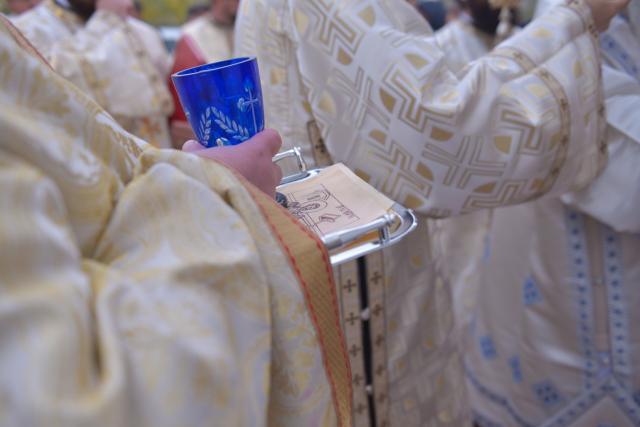 Sfințire de biserică la Avrămeni: „Domnul Hristos nu dorește să rămână cu forța în viața noastră”