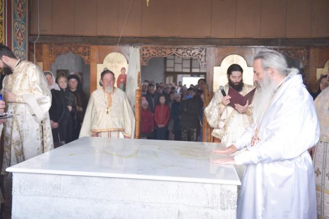 Sfințire de biserică la Avrămeni: „Domnul Hristos nu dorește să rămână cu forța în viața noastră”