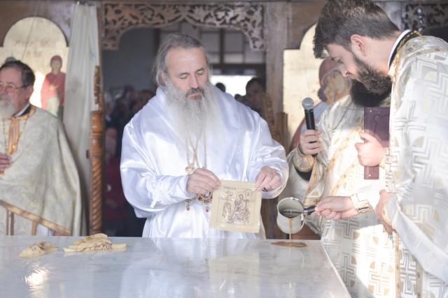 Sfințire de biserică la Avrămeni: „Domnul Hristos nu dorește să rămână cu forța în viața noastră”