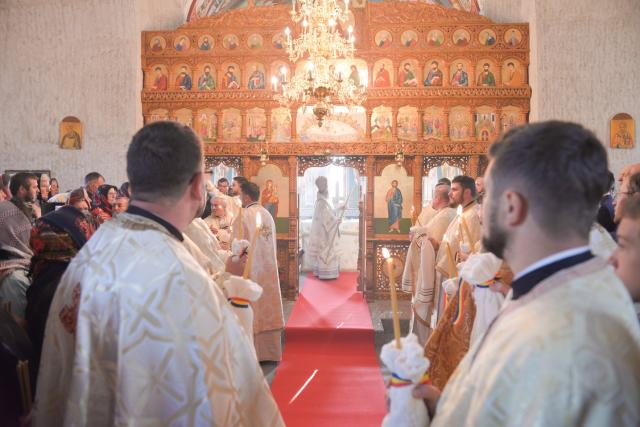 Sfințire de biserică la Avrămeni: „Domnul Hristos nu dorește să rămână cu forța în viața noastră”