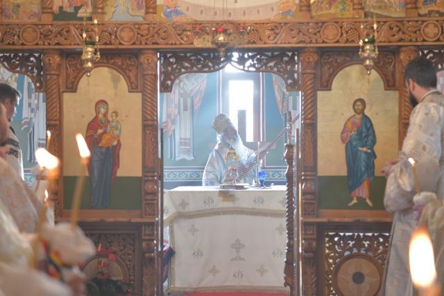 Sfințire de biserică la Avrămeni: „Domnul Hristos nu dorește să rămână cu forța în viața noastră”
