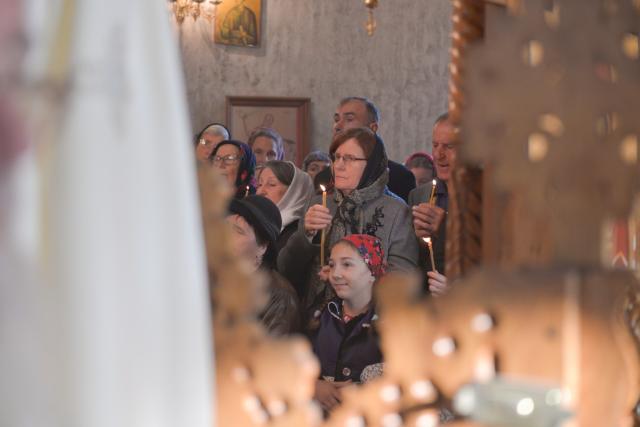 Sfințire de biserică la Avrămeni: „Domnul Hristos nu dorește să rămână cu forța în viața noastră”