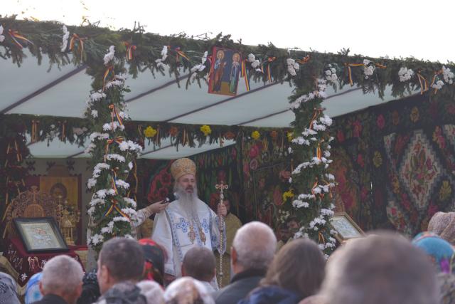Sfințire de biserică la Avrămeni: „Domnul Hristos nu dorește să rămână cu forța în viața noastră”