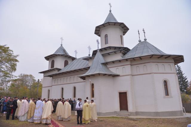 Sfințire de biserică la Avrămeni: „Domnul Hristos nu dorește să rămână cu forța în viața noastră”