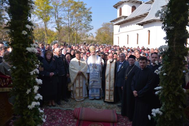 Sfințire de biserică la Avrămeni: „Domnul Hristos nu dorește să rămână cu forța în viața noastră”
