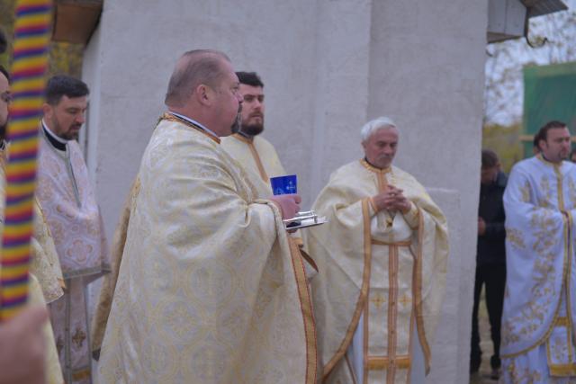 Sfințire de biserică la Avrămeni: „Domnul Hristos nu dorește să rămână cu forța în viața noastră”