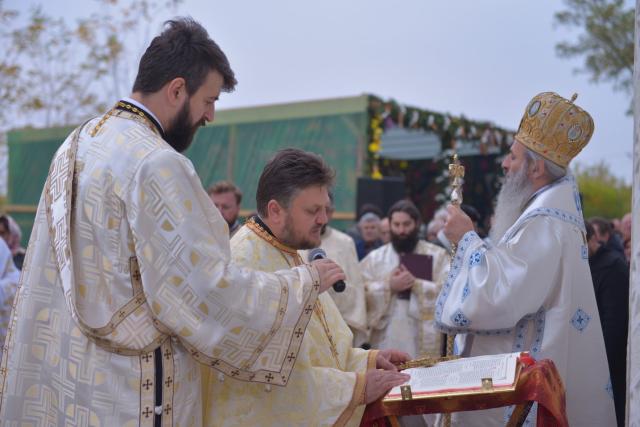 Sfințire de biserică la Avrămeni: „Domnul Hristos nu dorește să rămână cu forța în viața noastră”