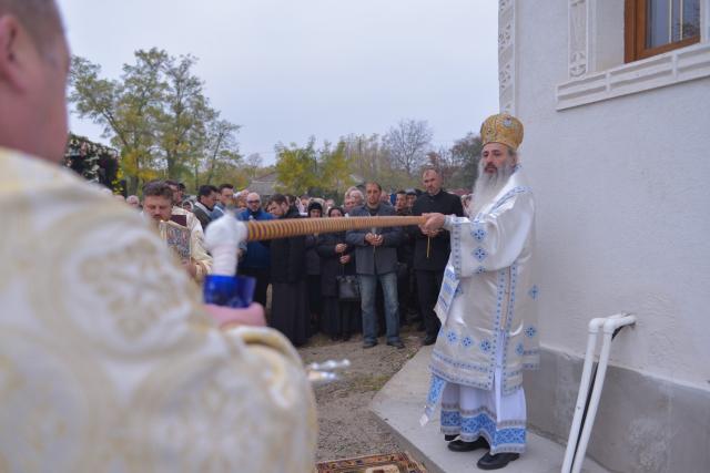 Sfințire de biserică la Avrămeni: „Domnul Hristos nu dorește să rămână cu forța în viața noastră”