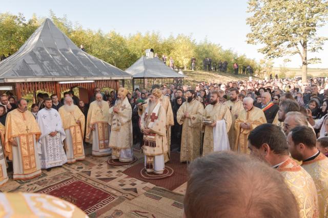 2 ierarhi, la sfințirea bisericii parohiale din Buzeni: „Constituţia Bisericii este Dumnezeiasca Scriptură”