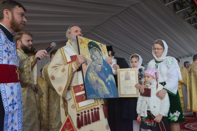 2 ierarhi, la sfințirea bisericii parohiale din Buzeni: „Constituţia Bisericii este Dumnezeiasca Scriptură”