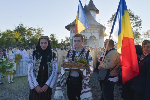 2 ierarhi, la sfințirea bisericii parohiale din Buzeni: „Constituţia Bisericii este Dumnezeiasca Scriptură”