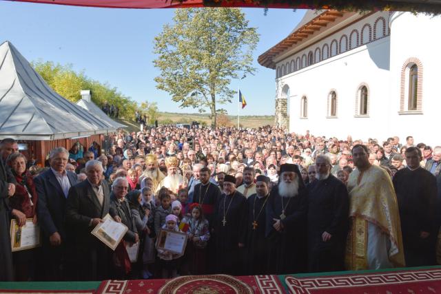 2 ierarhi, la sfințirea bisericii parohiale din Buzeni: „Constituţia Bisericii este Dumnezeiasca Scriptură”