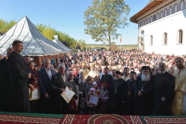 2 ierarhi, la sfințirea bisericii parohiale din Buzeni: „Constituţia Bisericii este Dumnezeiasca Scriptură”