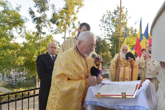 2 ierarhi, la sfințirea bisericii parohiale din Buzeni: „Constituţia Bisericii este Dumnezeiasca Scriptură”