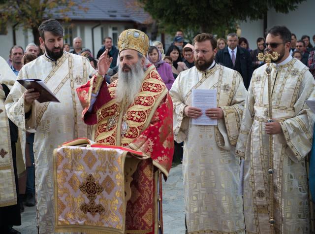 Sfințire de biserică la Păstrăveni: „Cu cât mai grea este o situație, cu atât îți dai seama că fără ajutorul lui Dumnezeu ești pierdut”