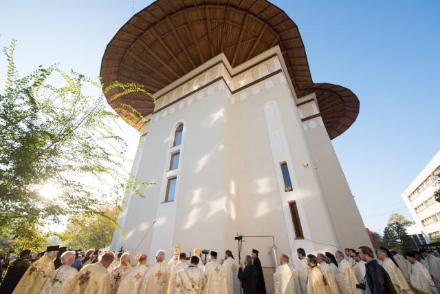 Sărbătoare istorică în Campusul universitar Tudor Vladimirescu: Biserica „Sfântul Mucenic Iulian din Tars” a fost sfințită