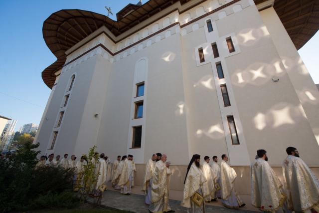 Sărbătoare istorică în Campusul universitar Tudor Vladimirescu: Biserica „Sfântul Mucenic Iulian din Tars” a fost sfințită