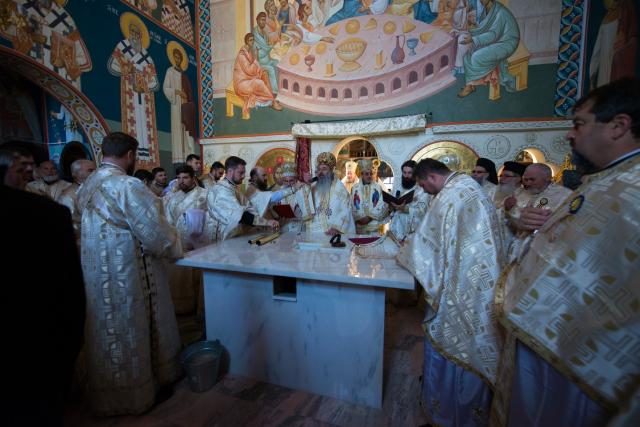 Sărbătoare istorică în Campusul universitar Tudor Vladimirescu: Biserica „Sfântul Mucenic Iulian din Tars” a fost sfințită