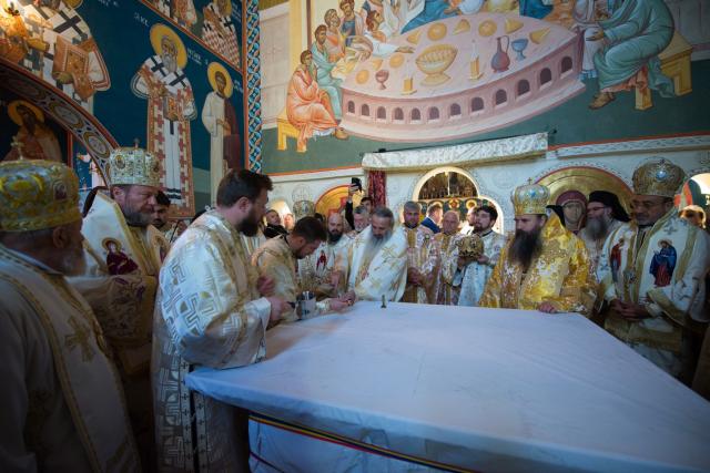 Sărbătoare istorică în Campusul universitar Tudor Vladimirescu: Biserica „Sfântul Mucenic Iulian din Tars” a fost sfințită