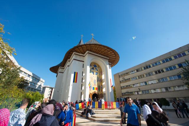 Sărbătoare istorică în Campusul universitar Tudor Vladimirescu: Biserica „Sfântul Mucenic Iulian din Tars” a fost sfințită