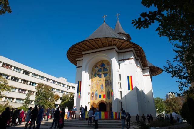 Sărbătoare istorică în Campusul universitar Tudor Vladimirescu: Biserica „Sfântul Mucenic Iulian din Tars” a fost sfințită