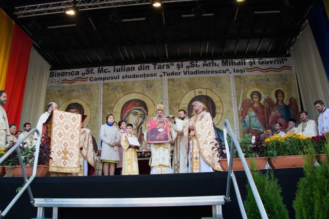 Sărbătoare istorică în Campusul universitar Tudor Vladimirescu: Biserica „Sfântul Mucenic Iulian din Tars” a fost sfințită